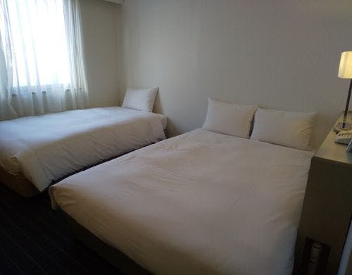 ダブルとシングルのベッドが入ったお部屋