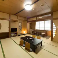 ห้องพักสไตล์ญี่ปุ่นที่มีขนาดเหมาะสมกับจำนวนผู้เข้าพัก.