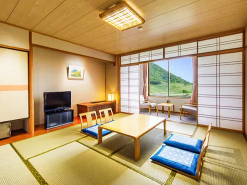 ผ่อนคลายในห้องสไตล์ญี่ปุ่นที่กว้างขวางและสะอาด