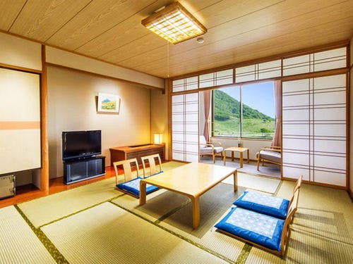 清潔な広い和室でのんびりと