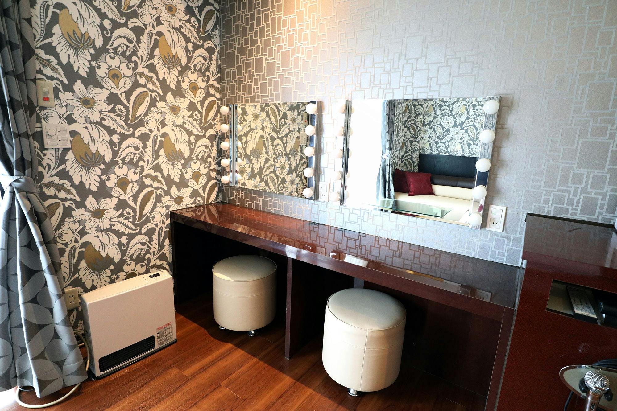 ห้องพักพิเศษเตียงคู่ - โต๊ะเครื่องแป้ง