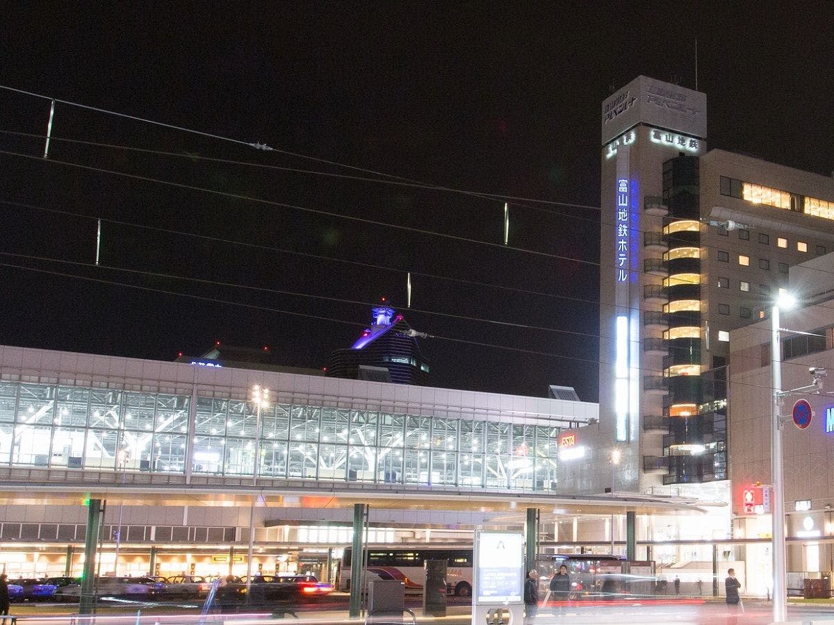 โรงแรมภายนอก (วิวกลางคืน)