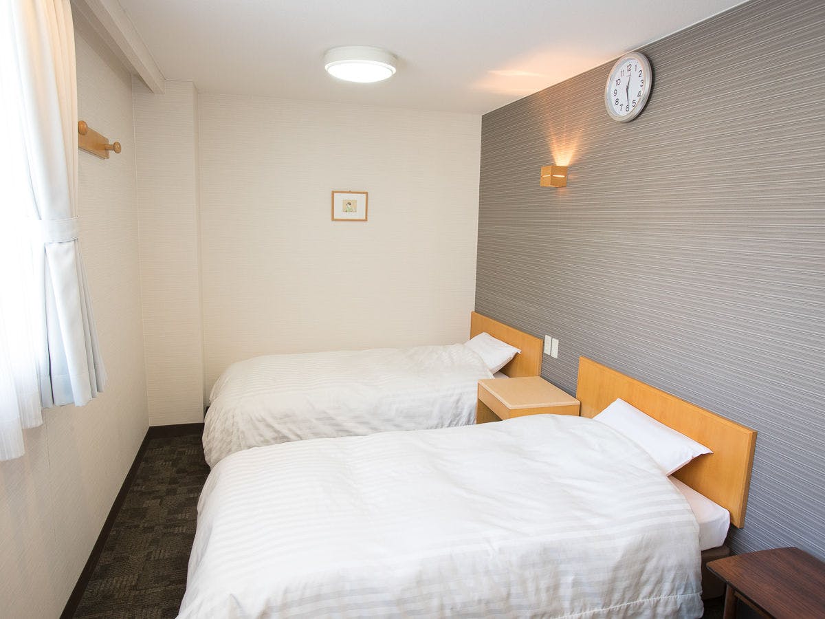 ตัวอย่างห้องพักแบบเตียงคู่สไตล์ตะวันตก