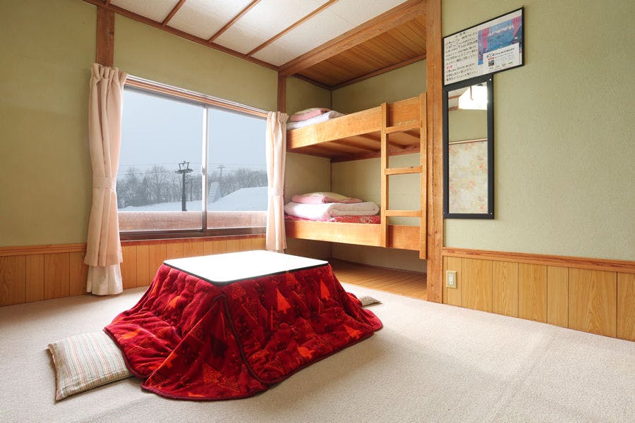 Tersedia tipe tempat tidur susun dan tipe futon.