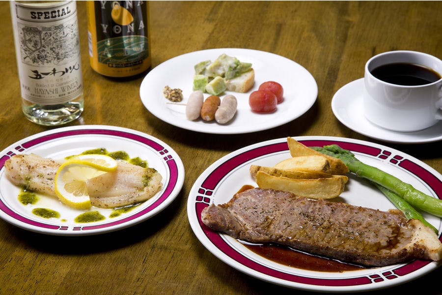 Makan malam adalah masakan rumahan bergaya Eropa yang berlimpah.