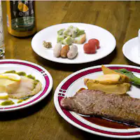 Makan malam adalah masakan rumahan bergaya Eropa yang berlimpah.