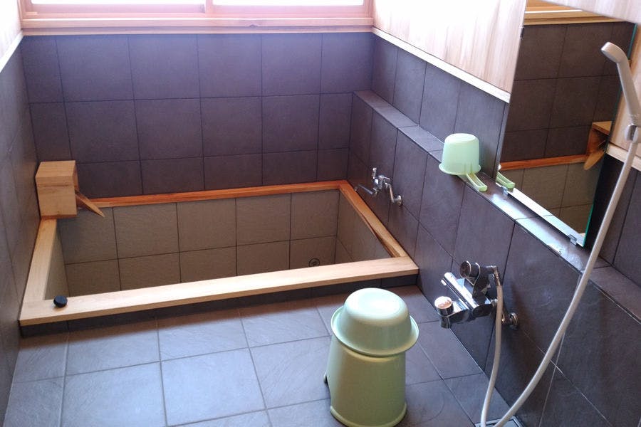 Tersedia pemandian umum dan pemandian batu.