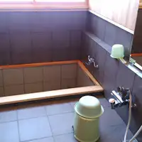 Tersedia pemandian umum dan pemandian batu.