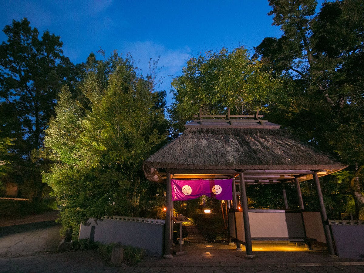 ก้าวผ่านประตูหลังคามุงจาก คุณจะเข้าสู่พื้นที่ที่ไม่ธรรมดา