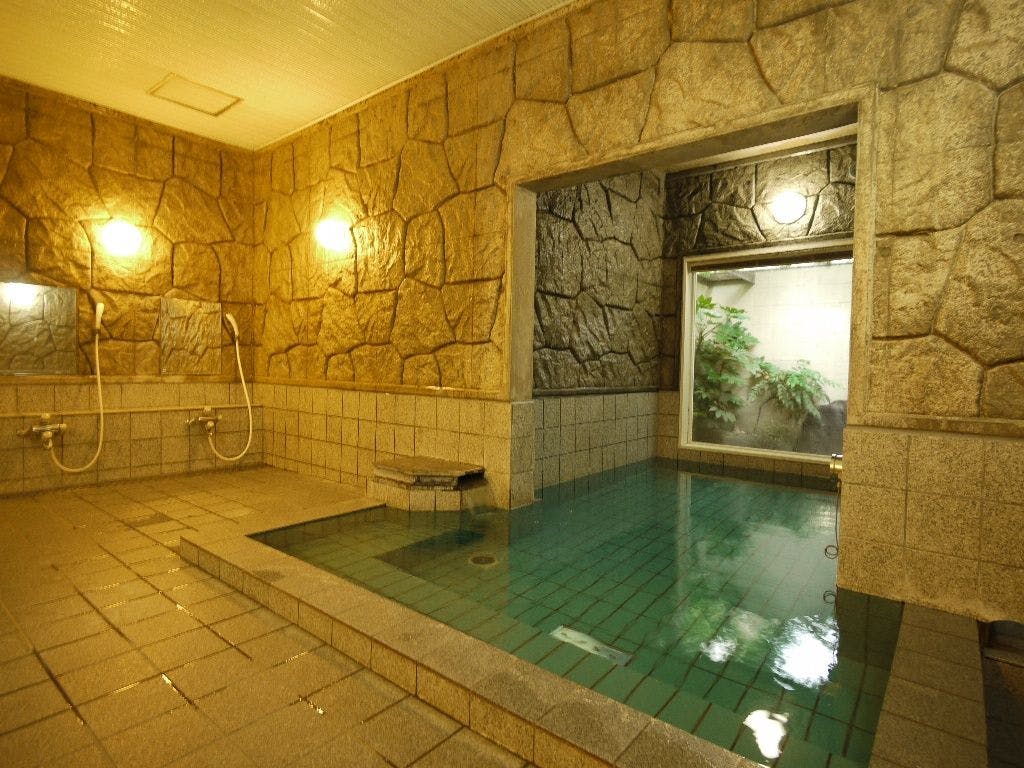 น้ำพุร้อนเทียมที่มีหินแอคทีฟแยกชายและหญิง