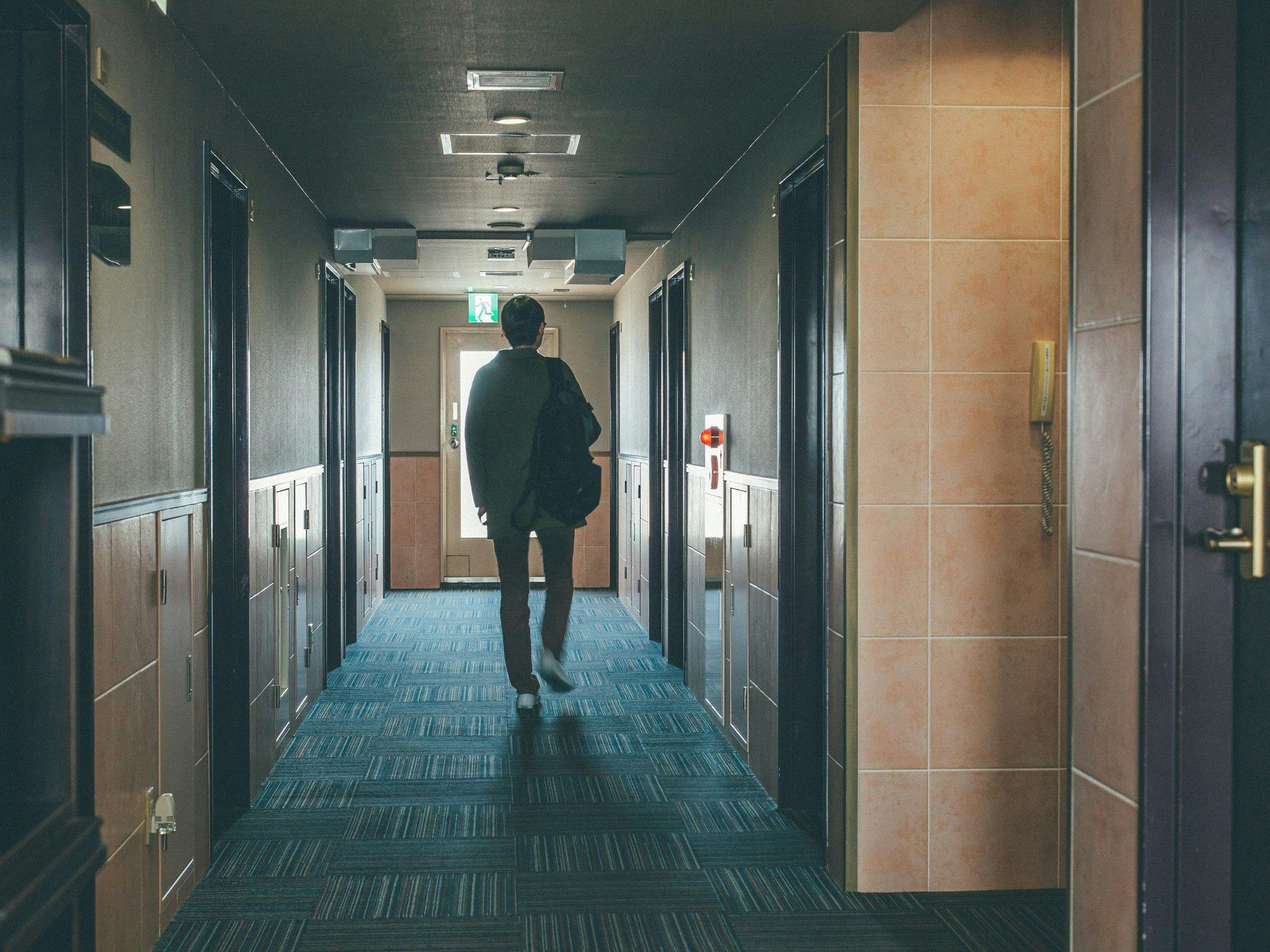 Tetamu berjalan di lorong