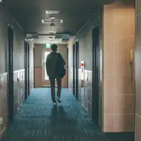 Tetamu berjalan di lorong