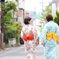 穿著彩色浴衣散步