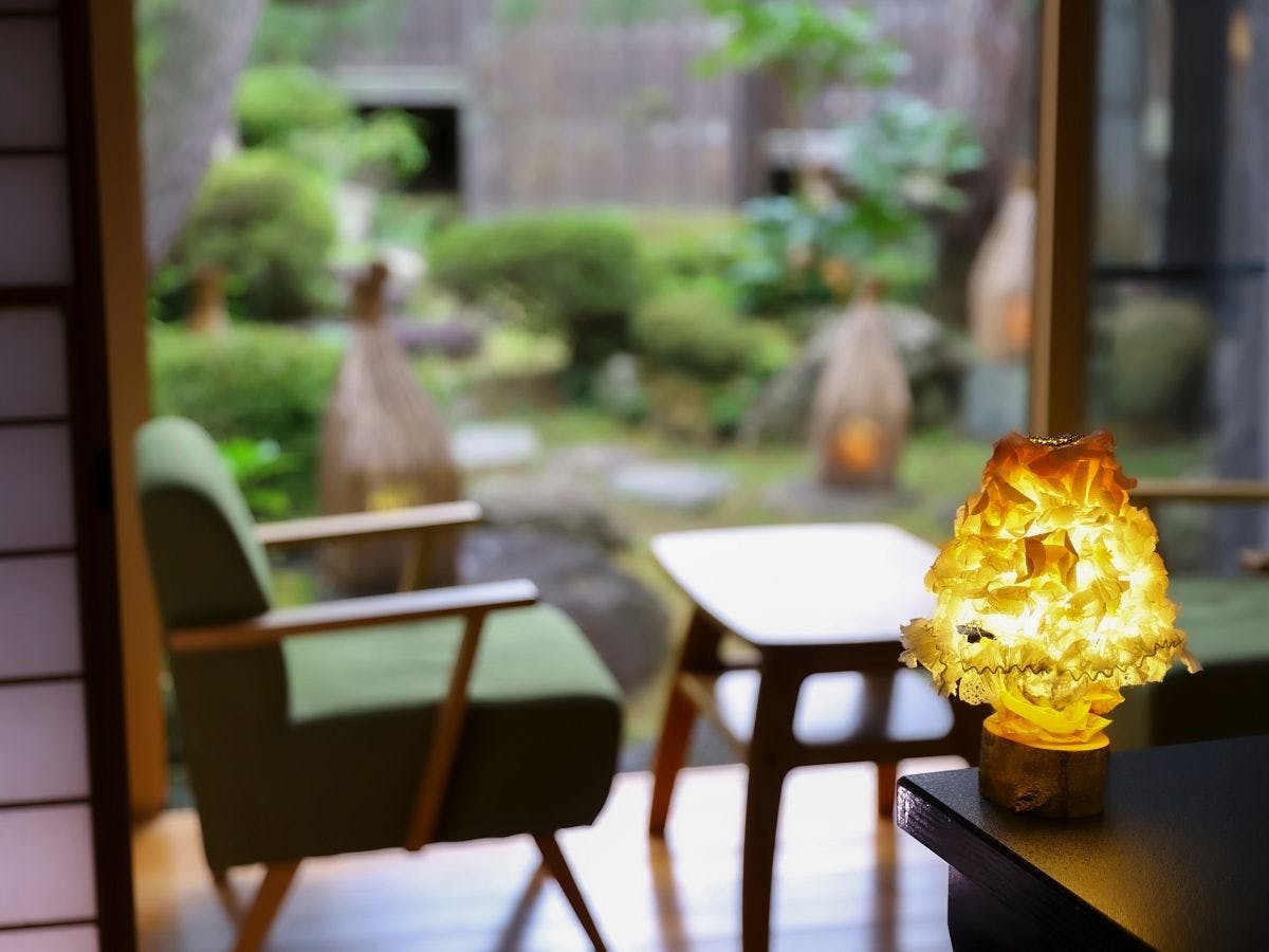 以杏花為靈感的華燈。