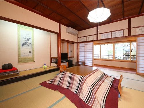 中庭と裏庭、唯一両方を見渡せるお部屋。