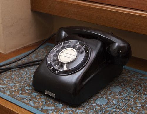 昔懐かしい黒電話。お部屋のレトロな雰囲気