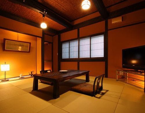 お部屋の入口では昔懐かしい囲炉裏がお客様