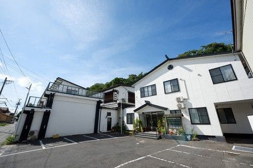 สถานที่แห่งนี้ถูกโอบล้อมด้วยธรรมชาติอันยิ่งใหญ่ของภูเขา เหมือนกับโกดังเก็บของ