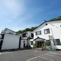 สถานที่แห่งนี้ถูกโอบล้อมด้วยธรรมชาติอันยิ่งใหญ่ของภูเขา เหมือนกับโกดังเก็บของ