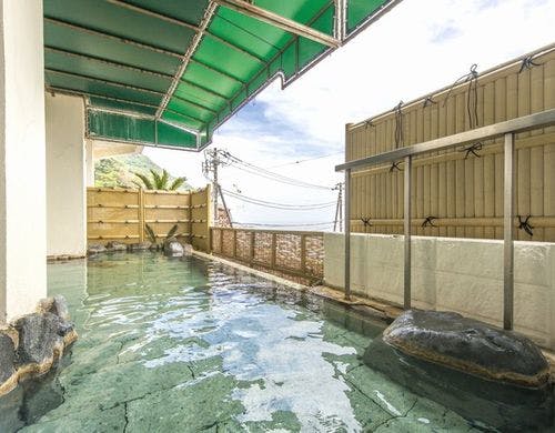 波打ち際の露天風呂