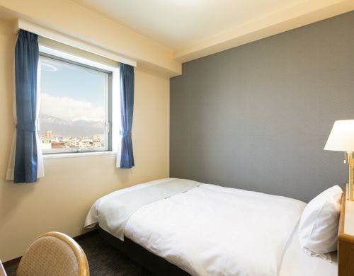 【セミダブルルーム】140cm幅のベッドです