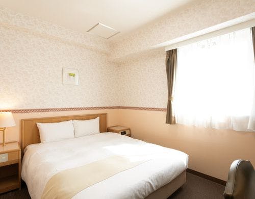 【ダブルルーム】150cm幅のダブルベッド