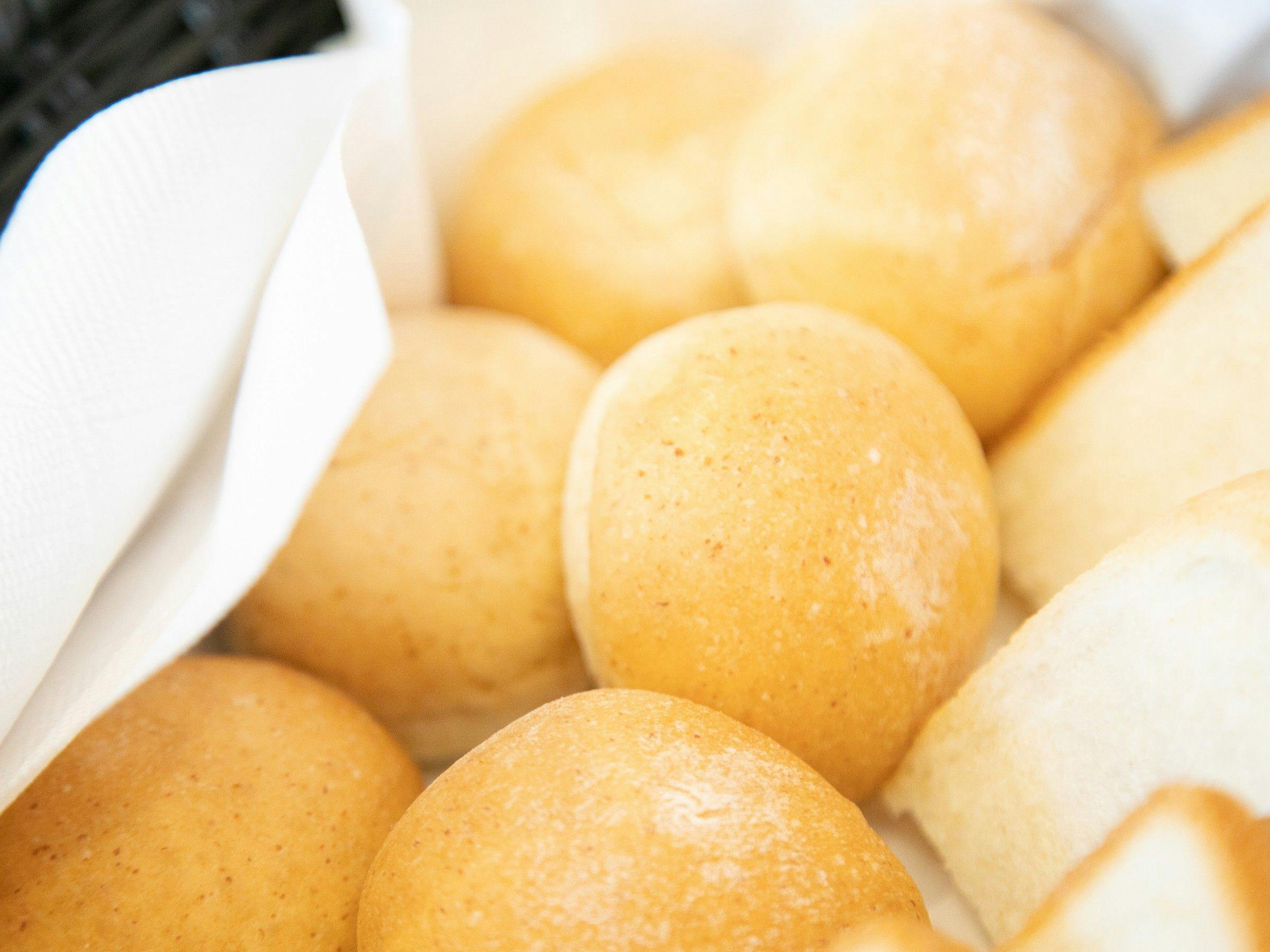 บุฟเฟ่ต์อาหารเช้ามีขนมปังให้บริการด้วย