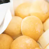 บุฟเฟ่ต์อาหารเช้ามีขนมปังให้บริการด้วย