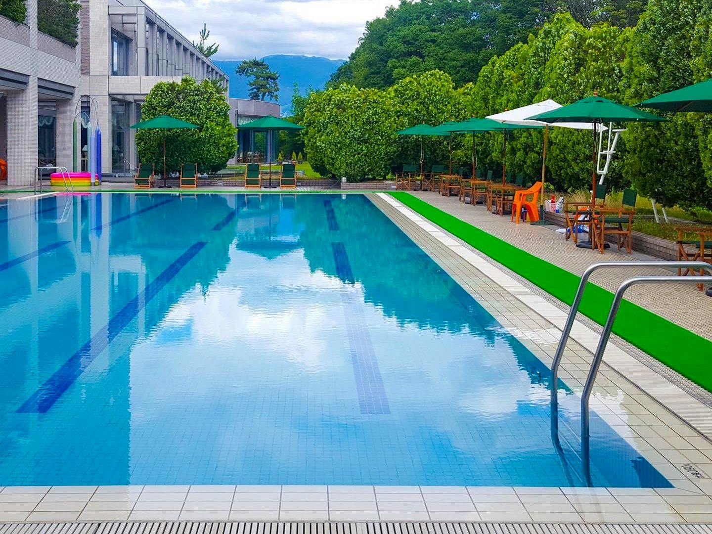 สระว่ายน้ำกลางแจ้งเฉพาะฤดูร้อน