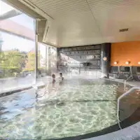 น้ำพุร้อนห้องอาบน้ำขนาดใหญ่ (กลางวัน)