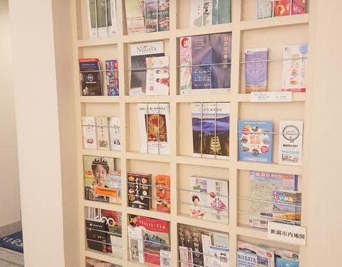 観光パンフレットラック