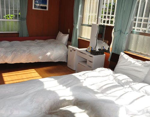 ダブルベットとシングルの部屋