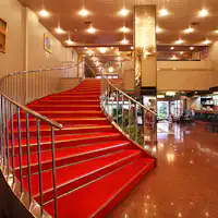 【Lobi】Tangga besar dengan karpet merah menyala menyambut Anda