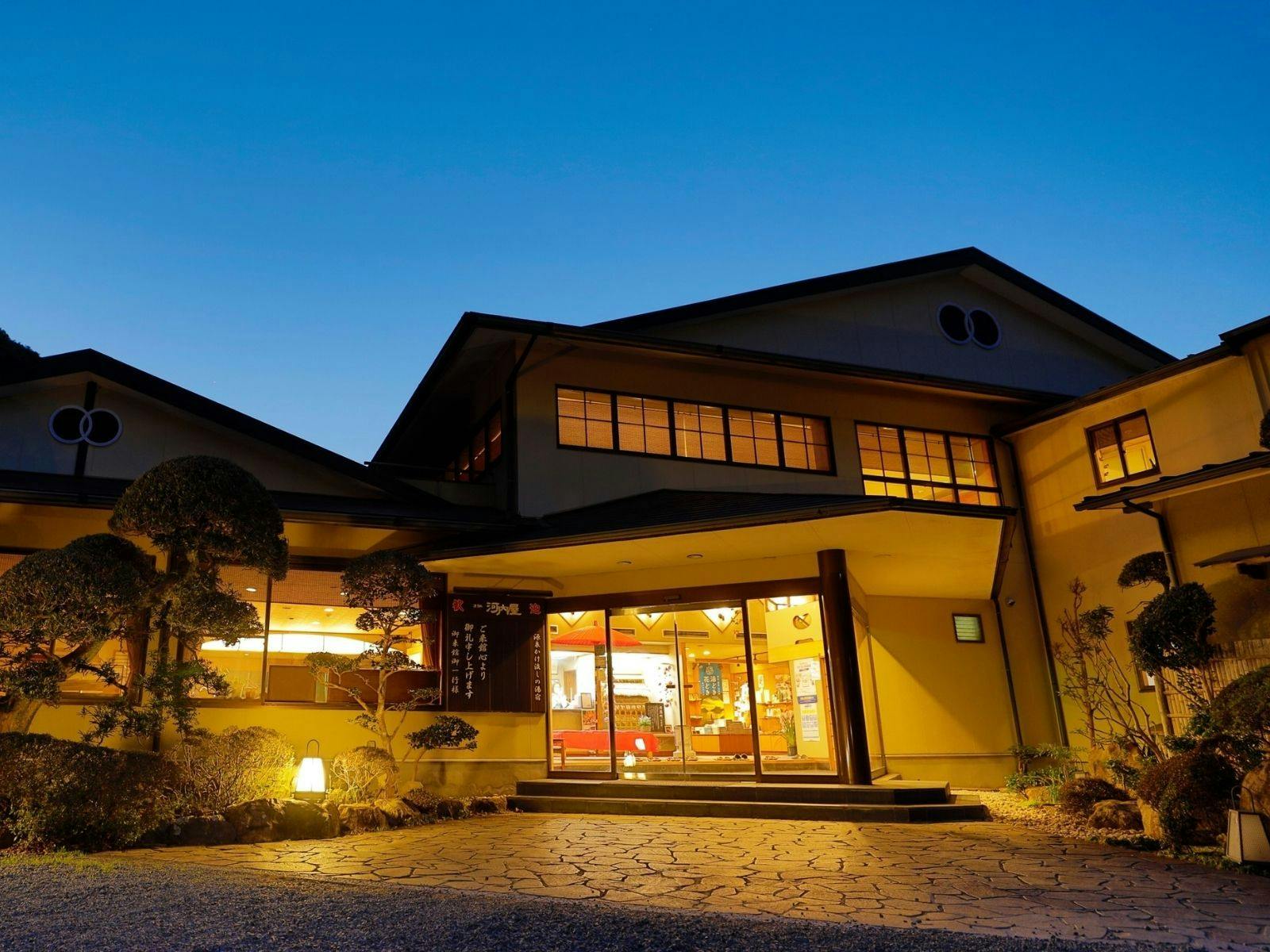 แสงไฟภายในอาคารส่องสว่างออกมาสู่ความมืดรอบด้าน