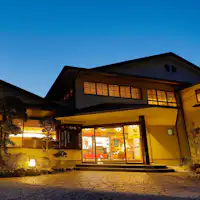 แสงไฟภายในอาคารส่องสว่างออกมาสู่ความมืดรอบด้าน