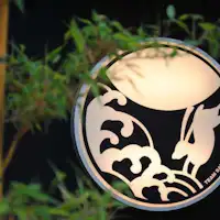 โลโก้รูปพระจันทร์และกระต่ายที่ทางเข้าคัตสึรางิ