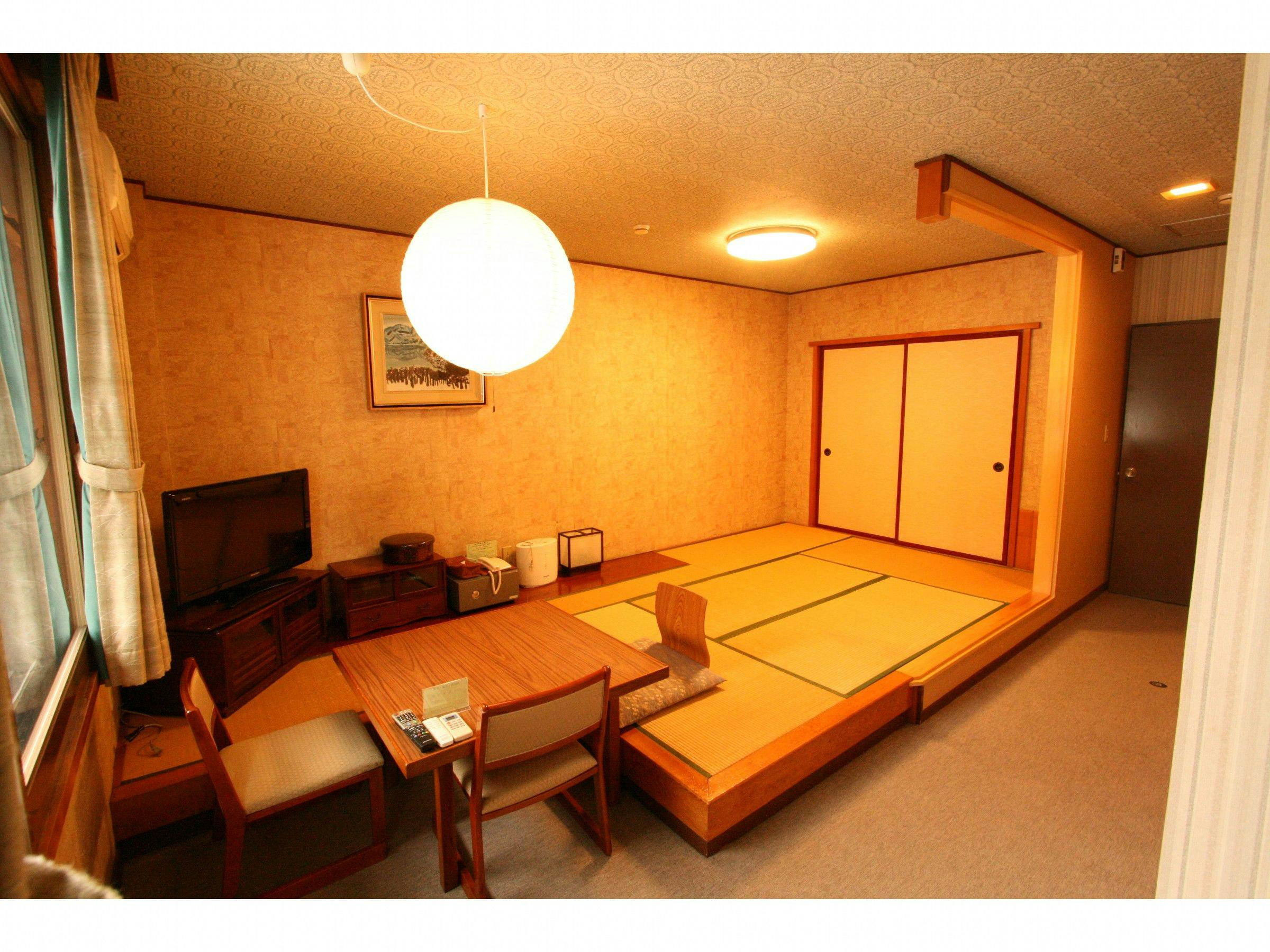 เสื่อทาทามิ 6 ผืน + โต๊ะและเก้าอี้ + พร้อมห้องอาบน้ำและห้องน้ำ