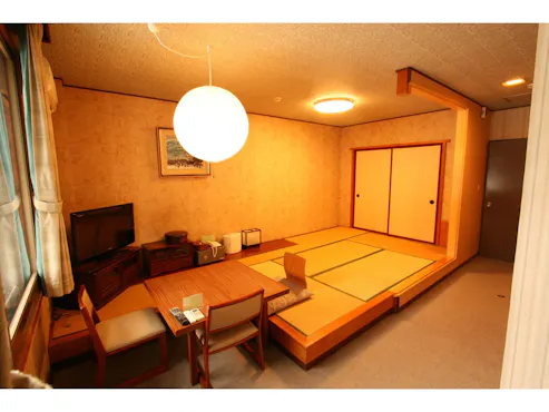 เสื่อทาทามิ 6 ผืน + โต๊ะและเก้าอี้ + พร้อมห้องอาบน้ำและห้องน้ำ