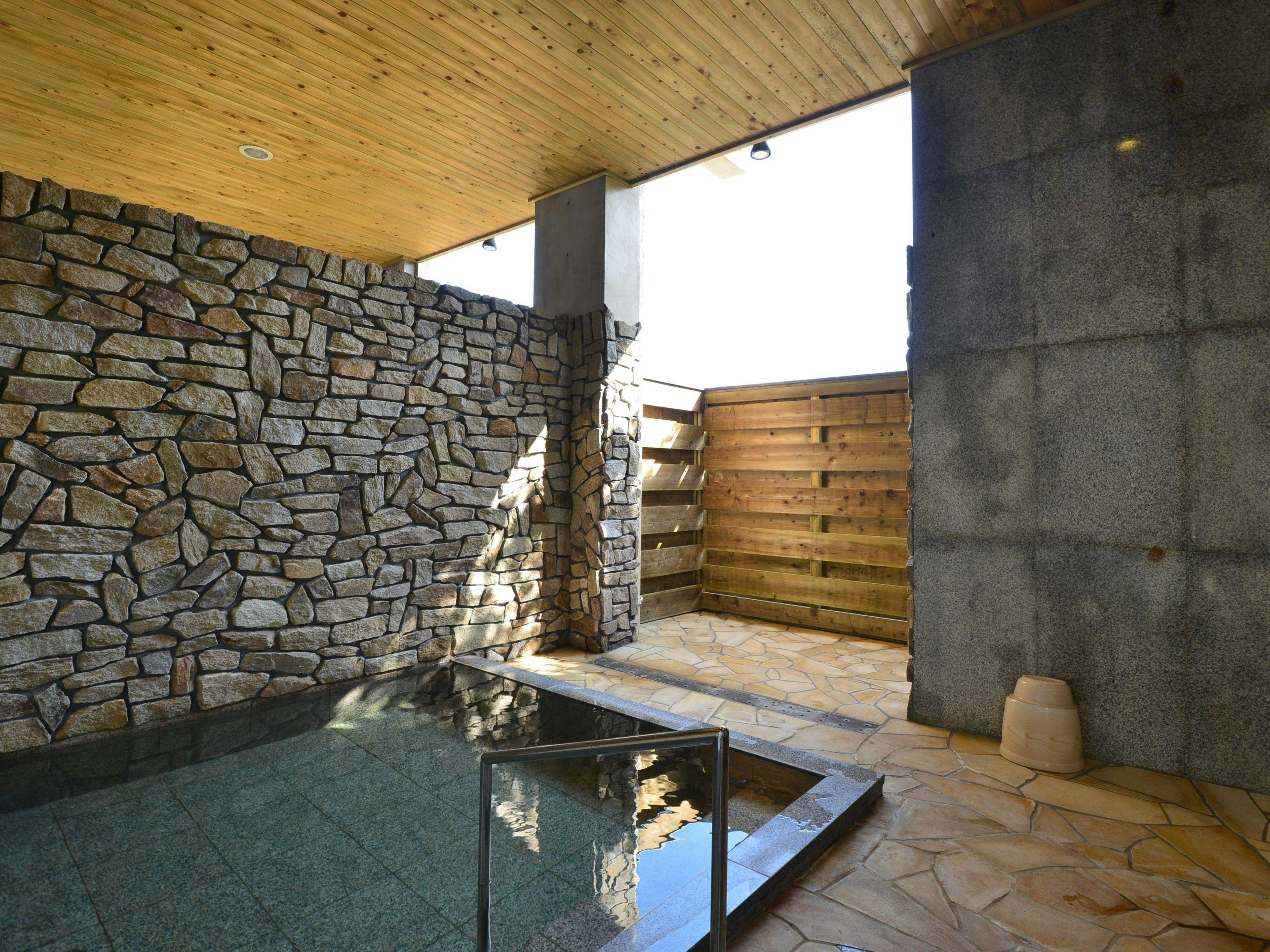 Pemandian umum (bagian luar ruangan)