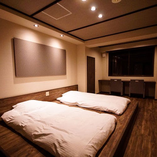 전망이 있는 2인 전용 객실.