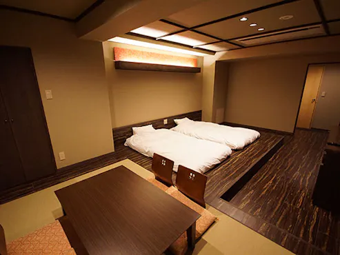 전망이 있는 일본식 및 서양식 객실