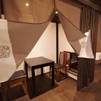 Tempat makan dengan ruang pribadi