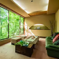 Bersantai sambil menikmati pemandangan dari tingkap.