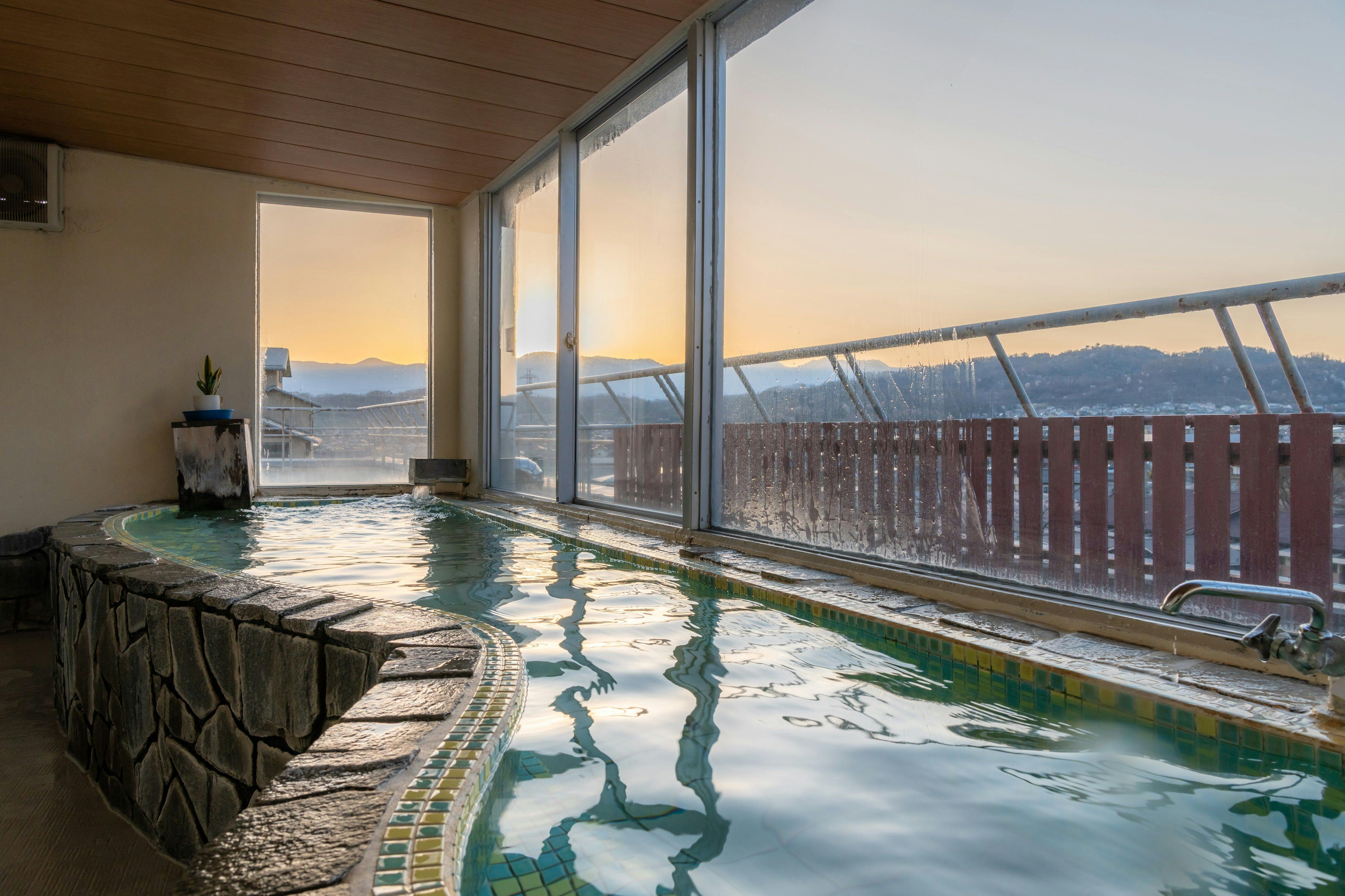 Matahari terbenam dari pemandian pribadi gratis di lantai atas