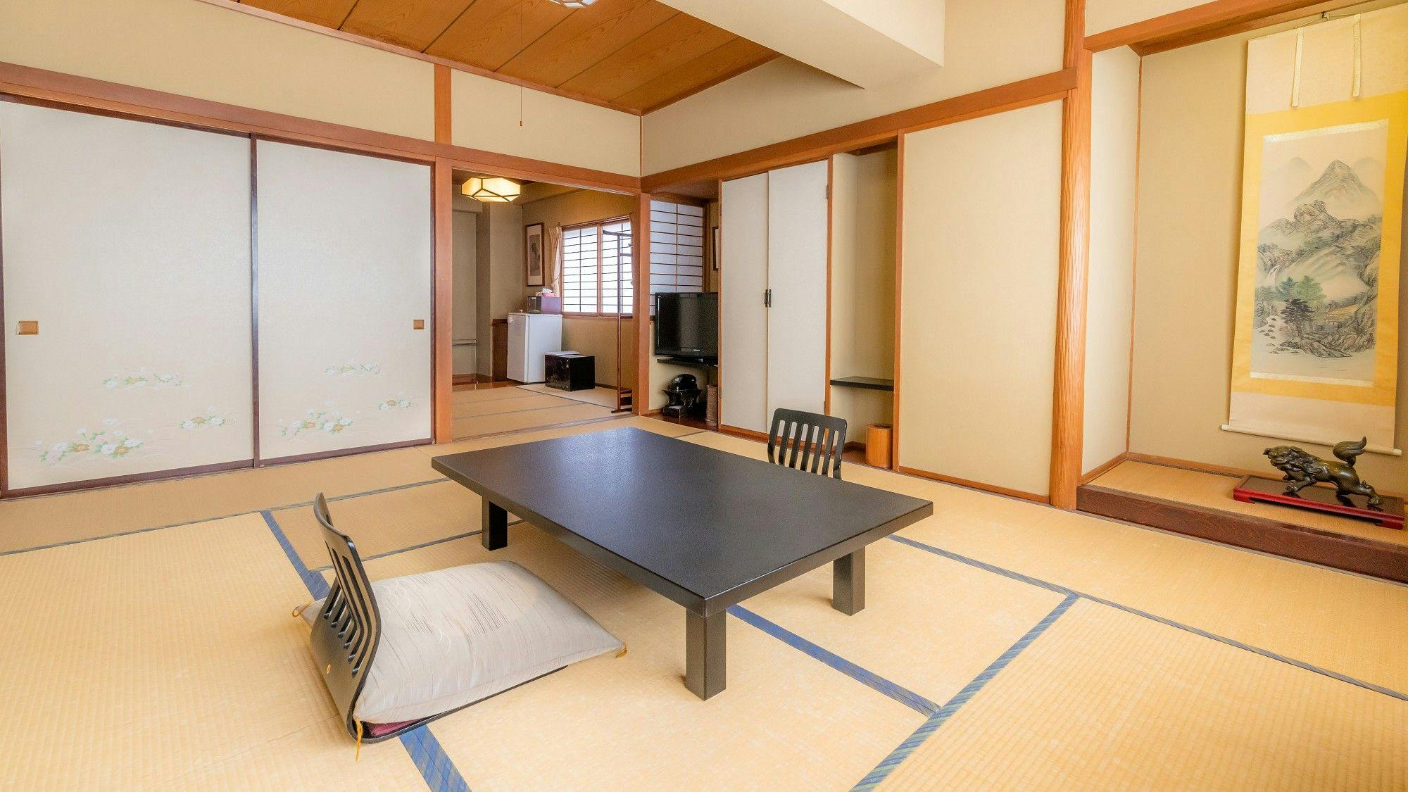 Kamar gaya Jepang standar dengan area masuk.