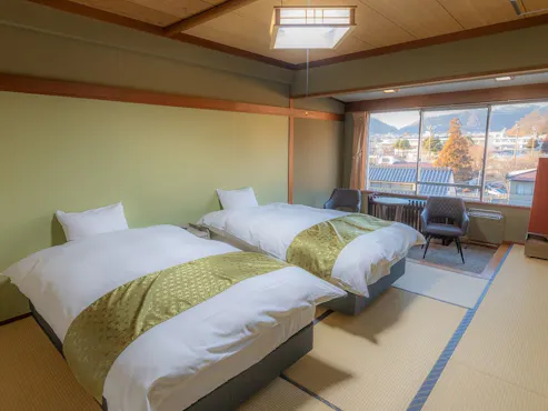 Kamar bergaya Jepang dengan tempat tidur semi-double merek Simmons