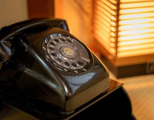 今人気の昭和レトロを感じる黒電話。