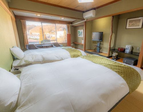 シモンズ製セミダブルベッドを配した和室