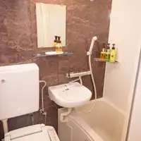 翻新後客房的浴室