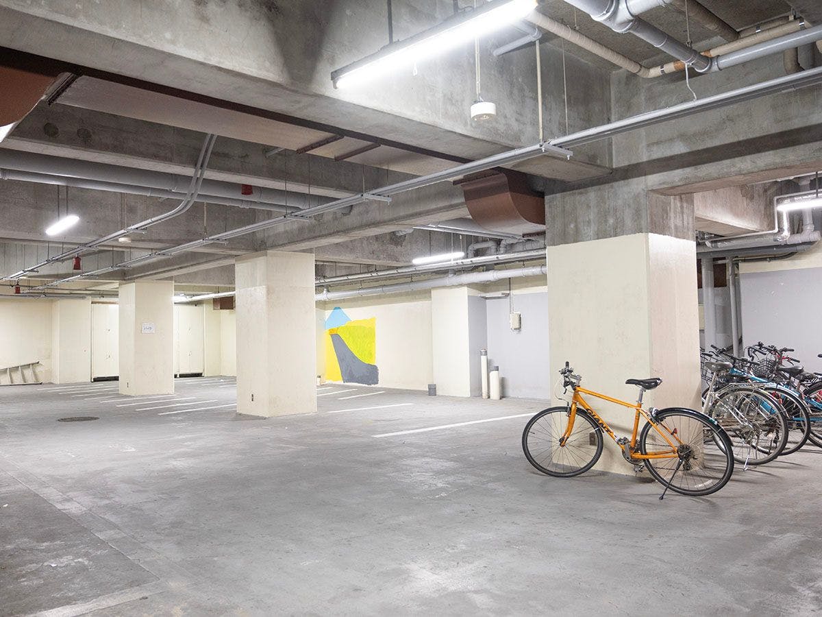 地下停車場可停放機車和自行車。